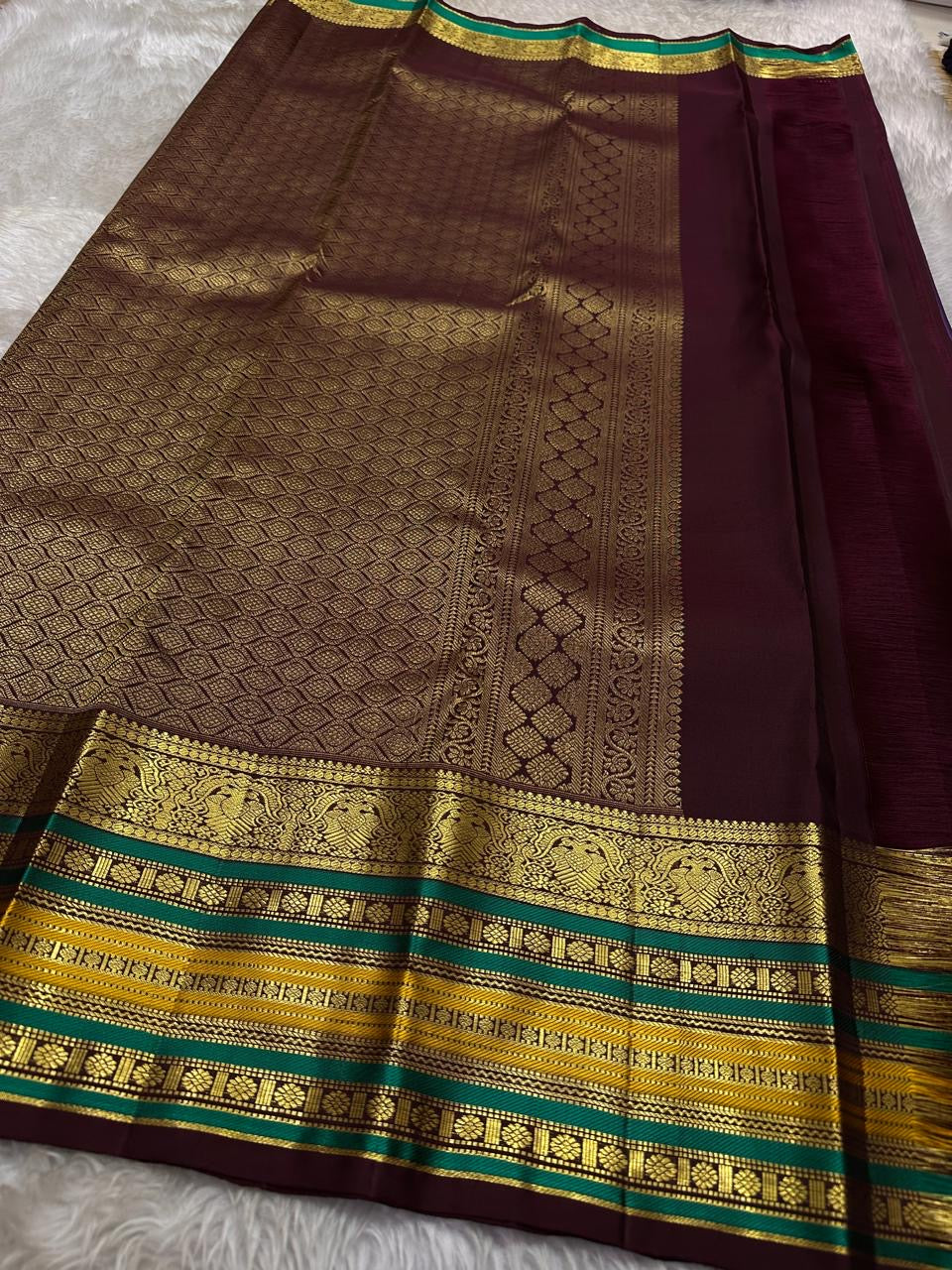 Kaamini ✨ — Purple Pure Kanchipuram Silk Saree
With Elegant Brown Korvai Border & Bold Stripes
Adorned with Scattered Gold Zari Buttas on Body
Intricate Zari Weaving in Regal Brown Pallu
Contrast Blouse with Matching Korvai Border