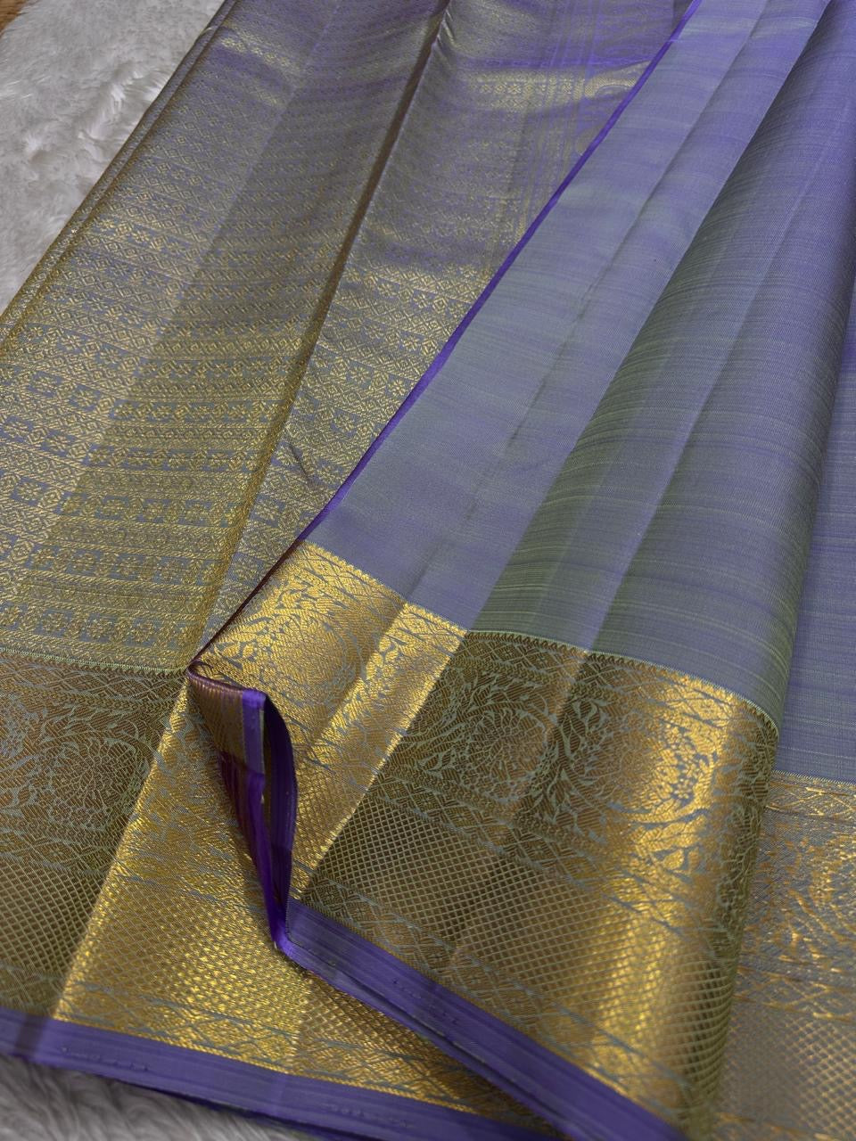 Dia ✨ – Unique Ash Lilac Grey Kanchipuram Pure Silk Saree
Gold Zari Buttas Adorning the Body
Intricate Gaja–Annam (Elephant & Peacock) Motif Border
Coordinated Ash Lilac Grey Silk Blouse Piece Included
Silk Mark Certified | Fall & Pico Done