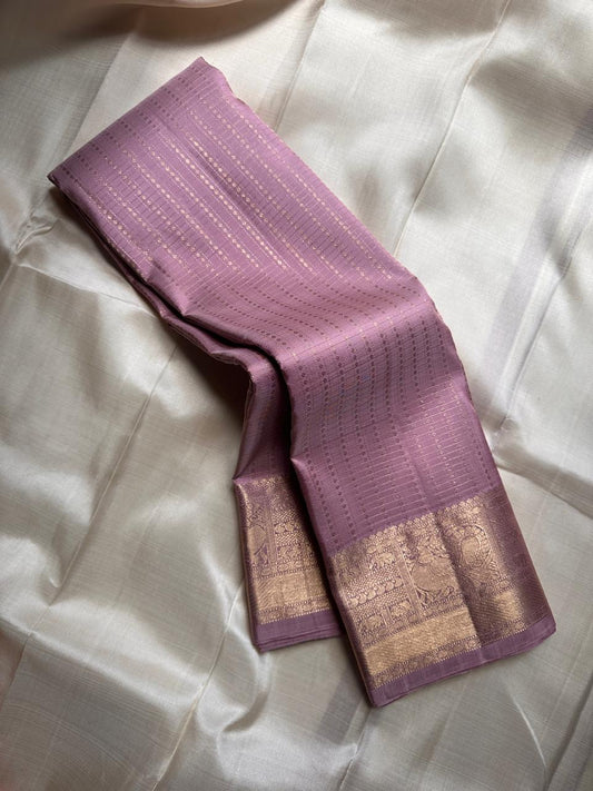 Mauve Mayura
Pure Kanchipuram Silk Saree – Dusty Mauve Body with Gold Zari Weave
Korvai Borders with Peacock & Floral Motifs
Grand Zari Pallu with Brocade Detailing & Hand-Knotted Tassels
Silk Mark Certified ✅ | Fall & Pico Done ✅ | ships in 2 weeks