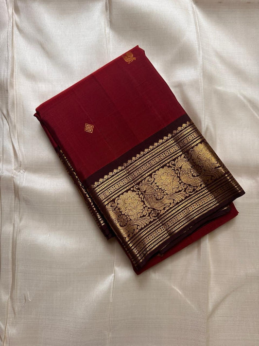 Sienna Red Mayuri Butta — Pure Kanchipuram Silk
Sienna-red body with zari mayuri buttas & antique gold border
Contrast coffee-brown pallu in rich zari jaal • Silk Mark Certified • Free USA Shipping