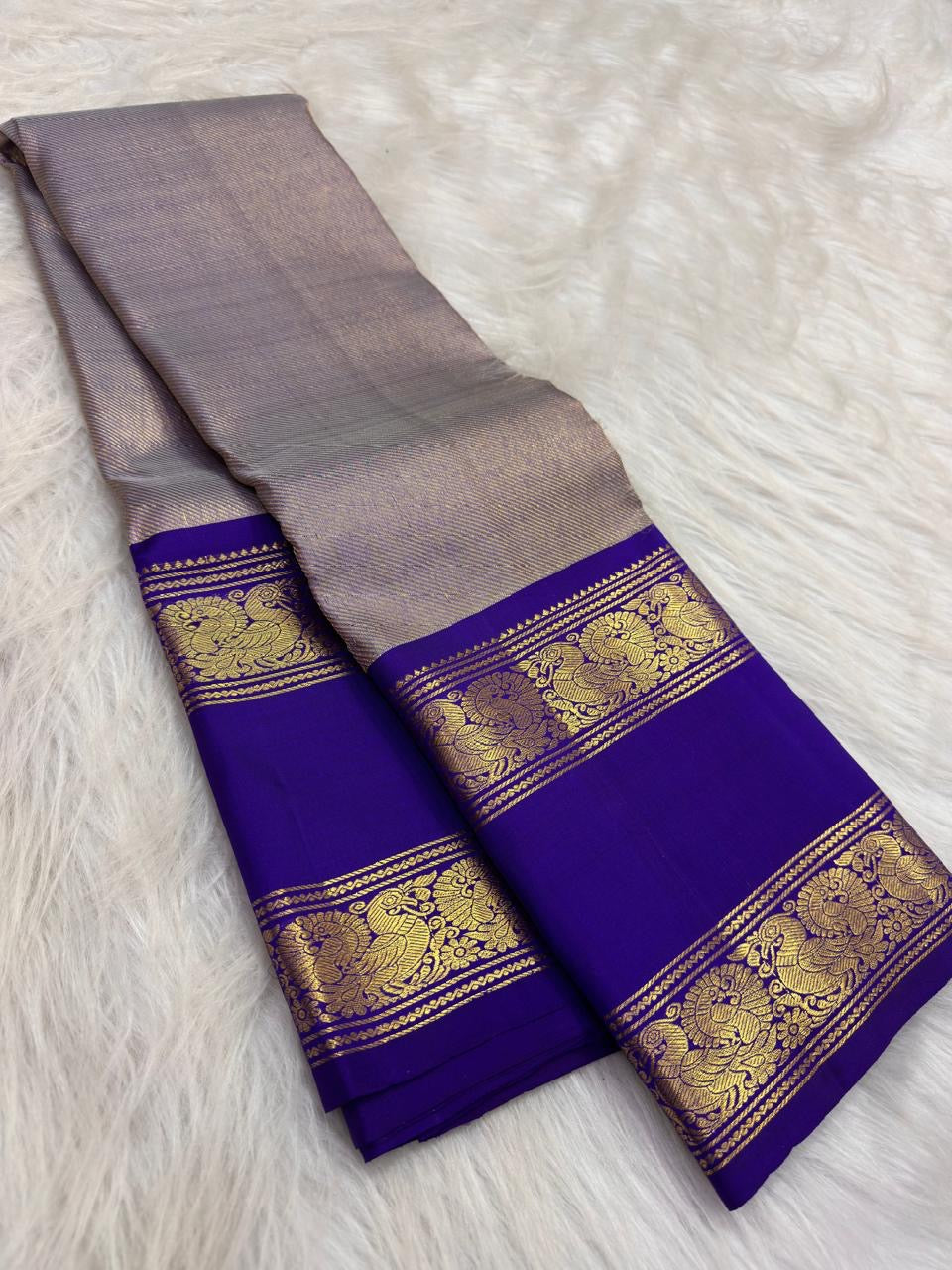 Coordinated pallu view of the neelam blue Rettapet saree.