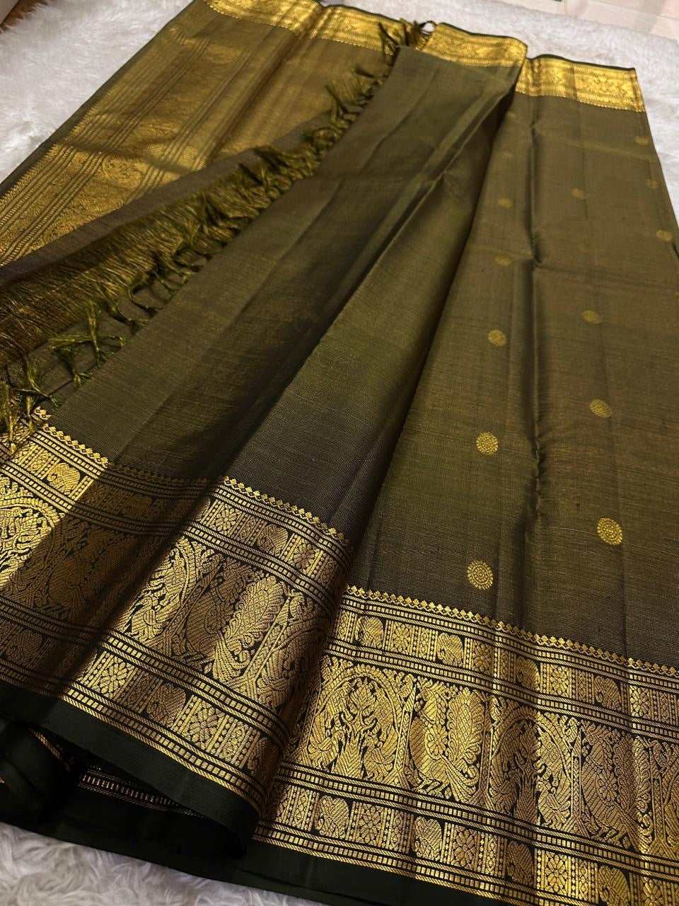 Antique Olive Vairaoosi
Pure Kanchipuram Handloom Silk Saree
Gilded Heritage Weave • Timeless Temple Gold