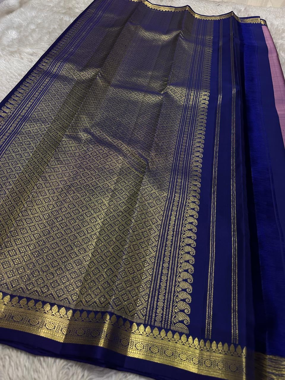 Anuragini: Lilac Mist Pure Silk Kanchipuram Saree with Dainty Gold Buttas
Deep Navy Contrast Temple Borders & grid  Zari  Pallu, Silk Mark Certified ✅
Free Shipping within USA | Ships in Two Weeks 🇺🇸