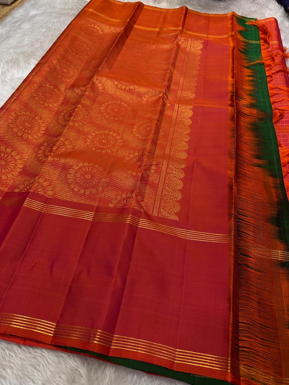 A Vermilion–Gold Celebration in Pure Kanchipuram Silk
Tradition, Splendour & Timeless South Indian Grandeur