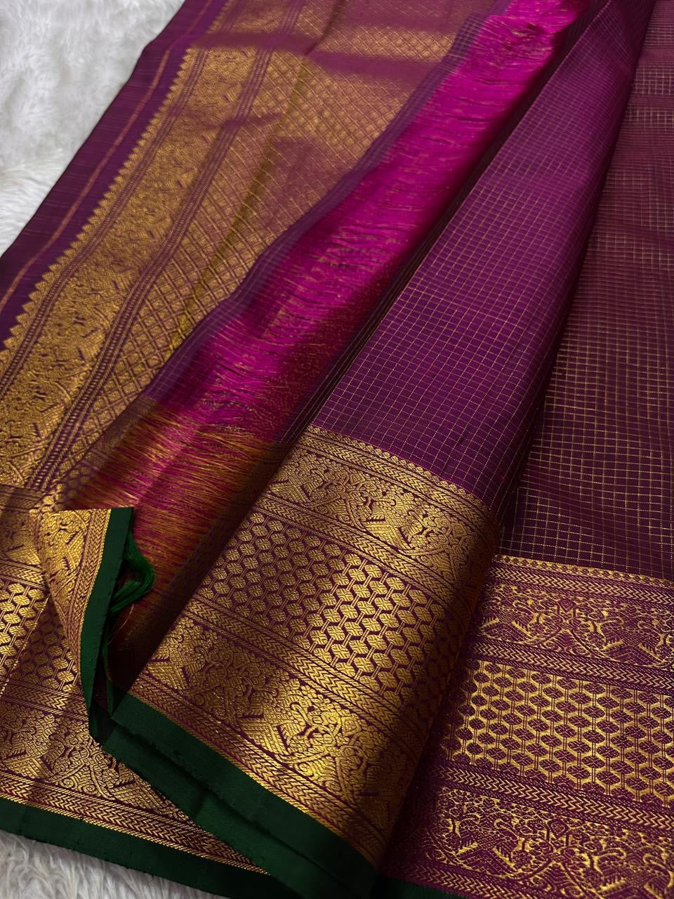 Madhuvanam — Pure Silk Kanchipuram Saree
Brownish-plum body with gold buttas & kattam checks ✨
Antique-gold korvai borders & grand magenta zari pallu 🌸
Silk Mark Certified • Ships in Two Weeks • Free Shipping within USA