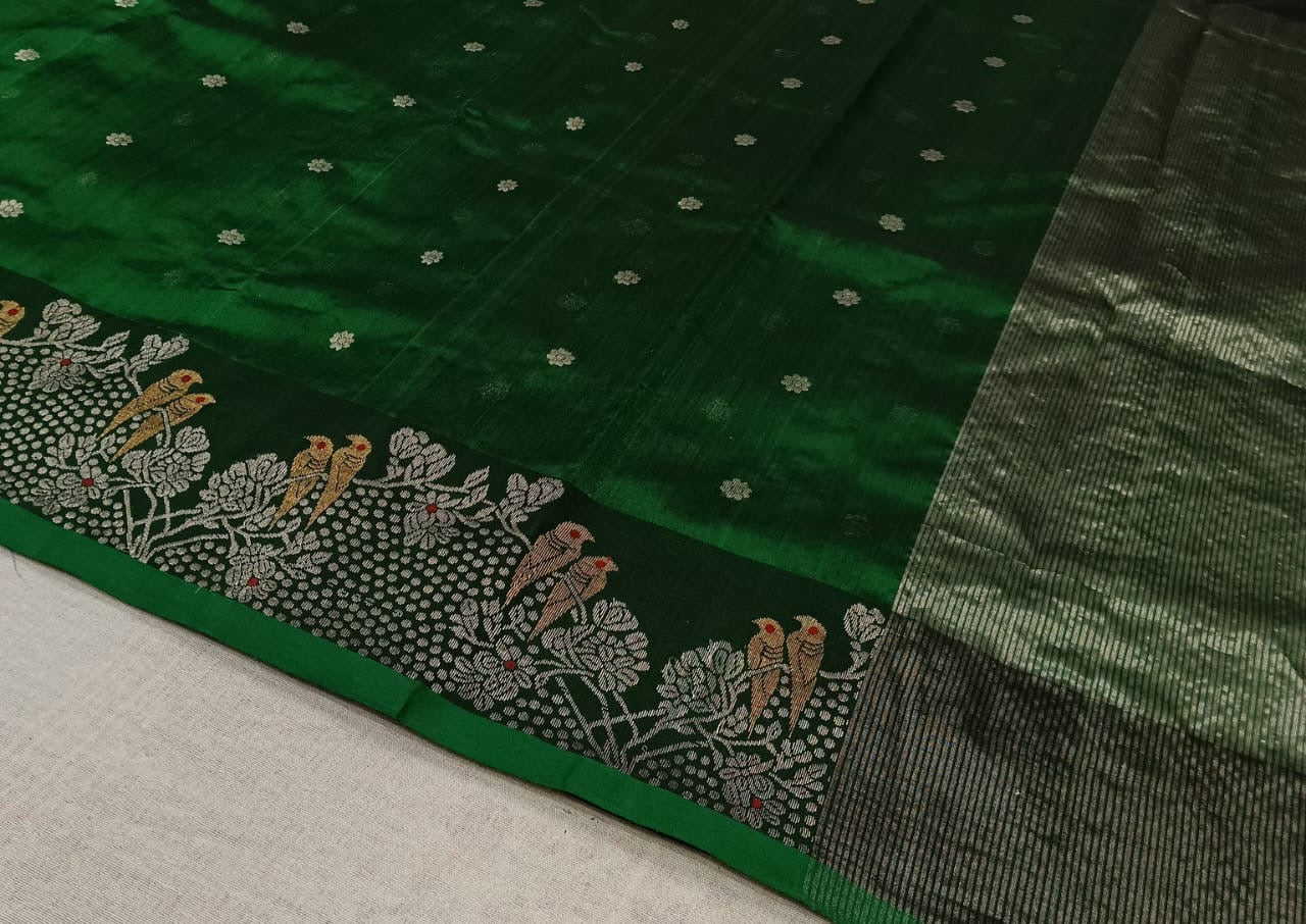 close up of green chanderi silk saree body with scattered woven motifs and border