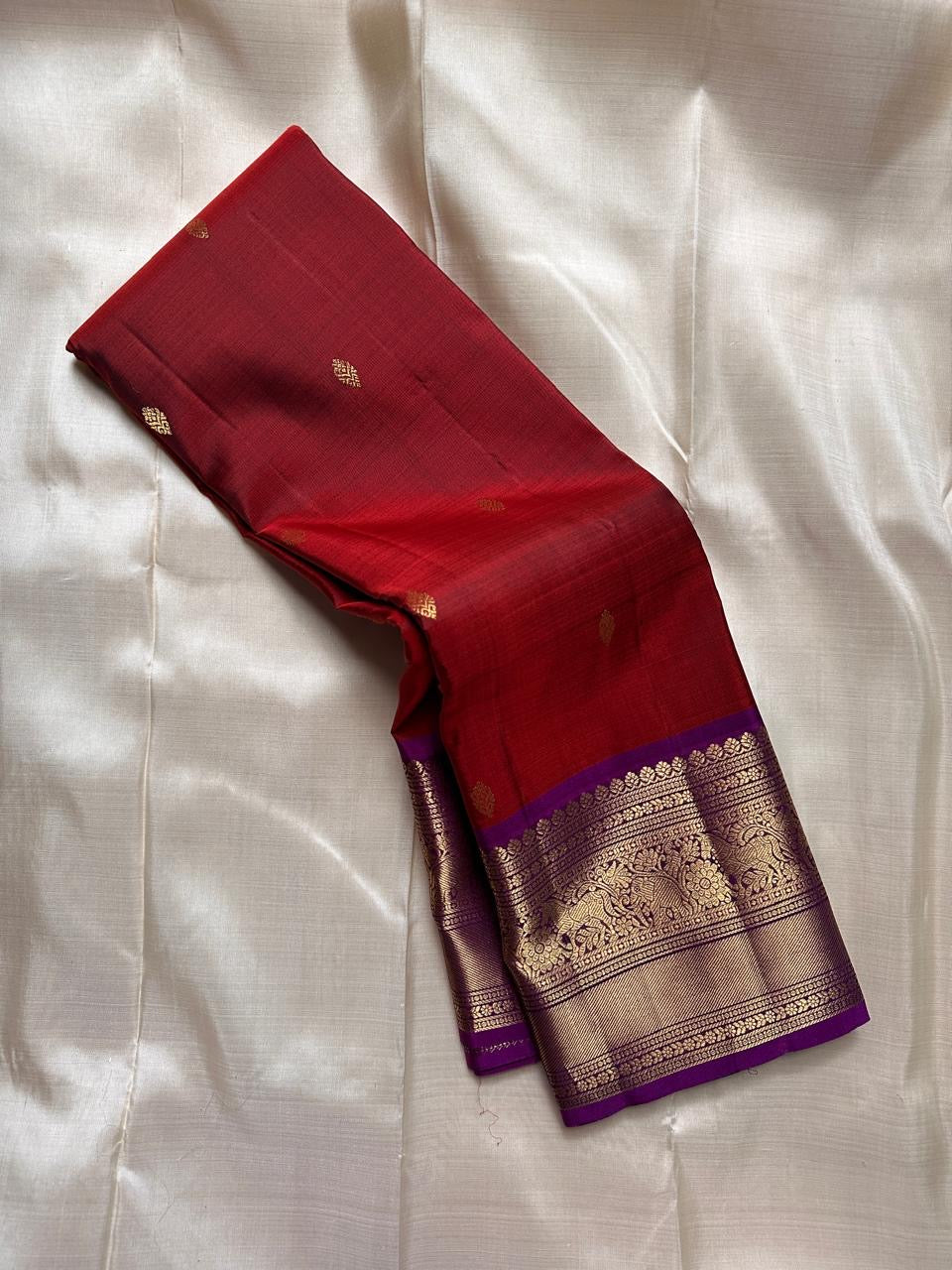 Kumkuma kokilam — Pure Kanchipuram Silk Saree
Kumkum red body with antique gold zari buttas & royal purple contrast border
Silk Mark Certified • Blouse Stitching Available ($30) • Free Shipping within USA • Ships in Two Weeks