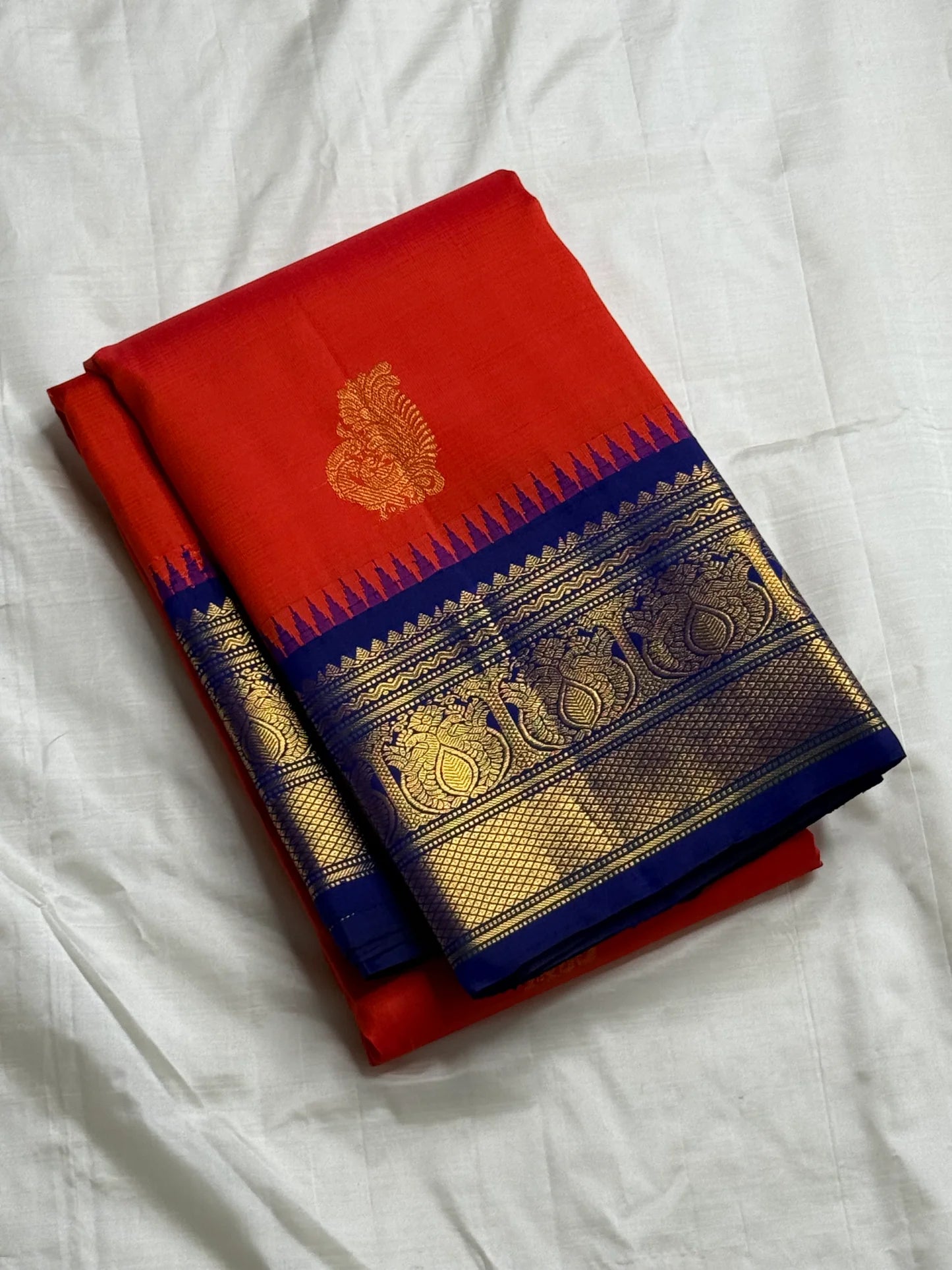Tejaswini — Pure Kanchipuram Silk (Sindoor Red × Neelam Blue)
Korvai weave with swarna zari lotus borders and temple serrations
Grand neelam zari woven  pallu • Silk Mark Certified • Free Shipping USA