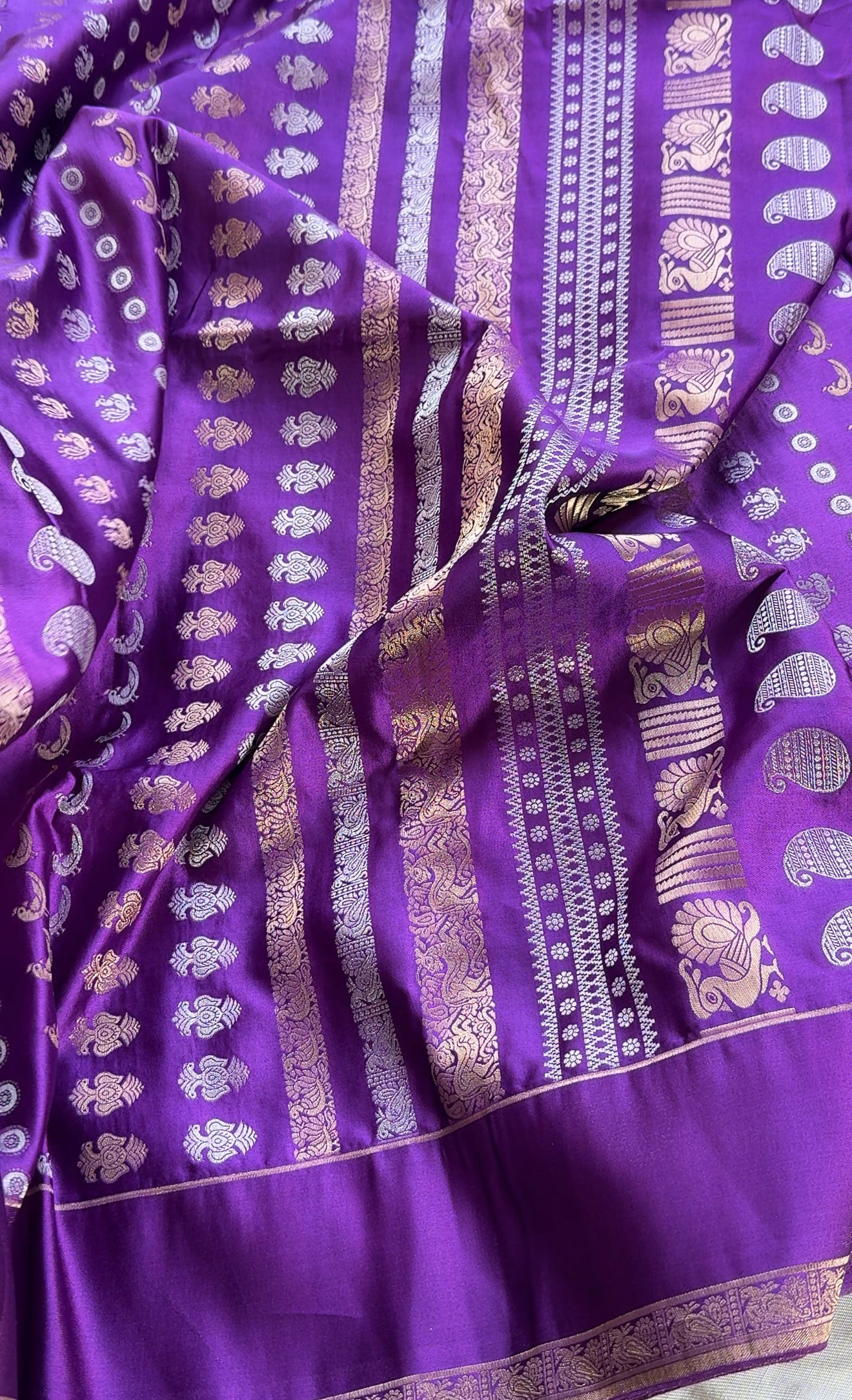 Mashru Banarasi Panel Weave Saree with hsnd Embroidered Blouse ✨
Featuring Gandaberunda, Paisley & Peacock Motifs in Lustrous Mashru Silk
Free shipping within USA ready to ship