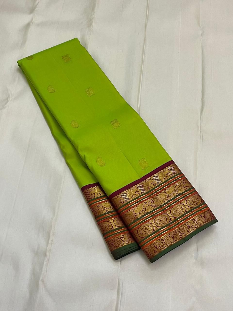 Lime Glow Korvai
Pure Kanchipuram Silk Saree – Lime Green Body with Gold Zari Buttas
Contrast Maroon Korvai Borders with Intricate Zari Motifs
Grand Maroon Zari Pallu with Heritage Weave and Hand-Knotted Tassels
Silk Mark Certified ✅ | Fall & Pico Done ✅