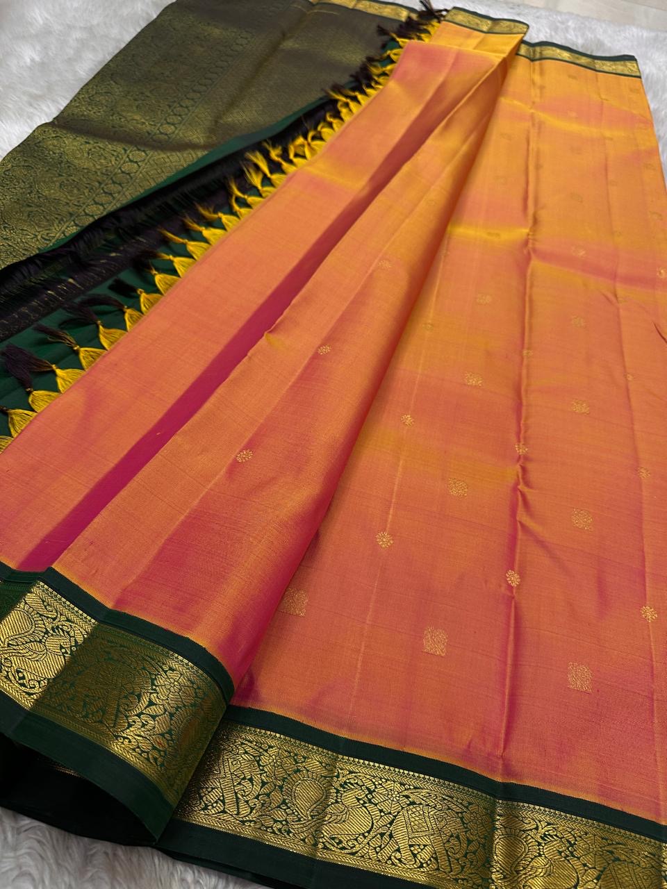 Emarald Kesar Grove — Pure Handloom Kanchipuram Silk Saree 🌿
Peach pink to Coral Dual Tone with Gold Buttas & Deep Emerald Korvai Border ✨3g pure Zari 
Silk Mark Certified • free shipping within usa • Ships in Two Weeks ✅
