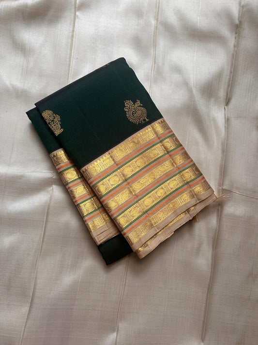 Maragatham 💚✨ – Emerald Green Pure Kanchipuram Silk Saree with Handwoven Gold Peacock Buttas 🦚, Ivory-Gold Varisaipet Zari Border 🌿💛 & Ornate Traditional Pallu with Hand-Knotted Tassels 🎀