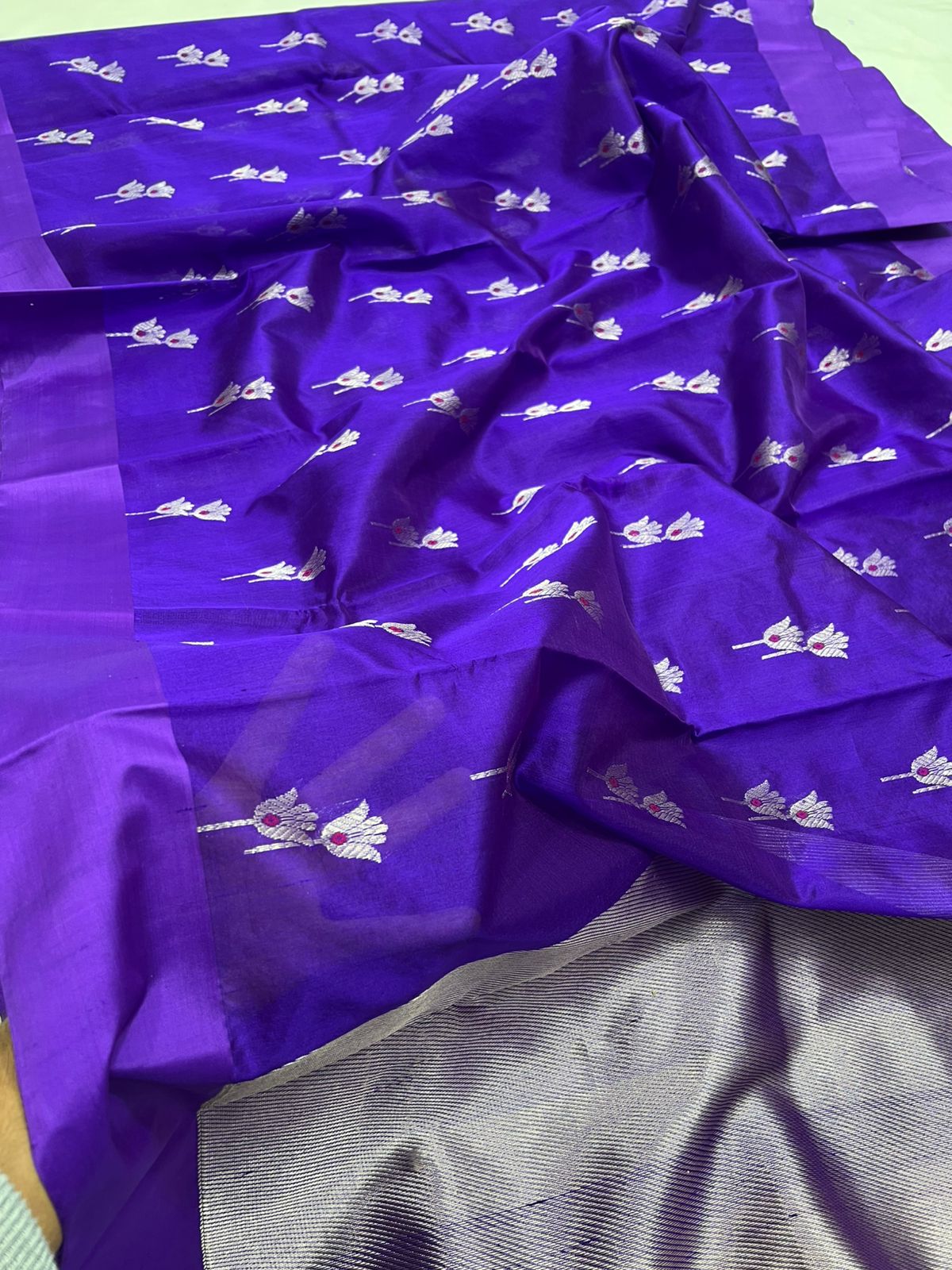 Pure Silk Chanderi – Royal Violet with goldSilver Lotus Buttas
Plain Violet Border & Shimmering Silver Tissue Pallu ✨
Silk Mark Certified • Free Shipping within USA • Ships in Two Weeks