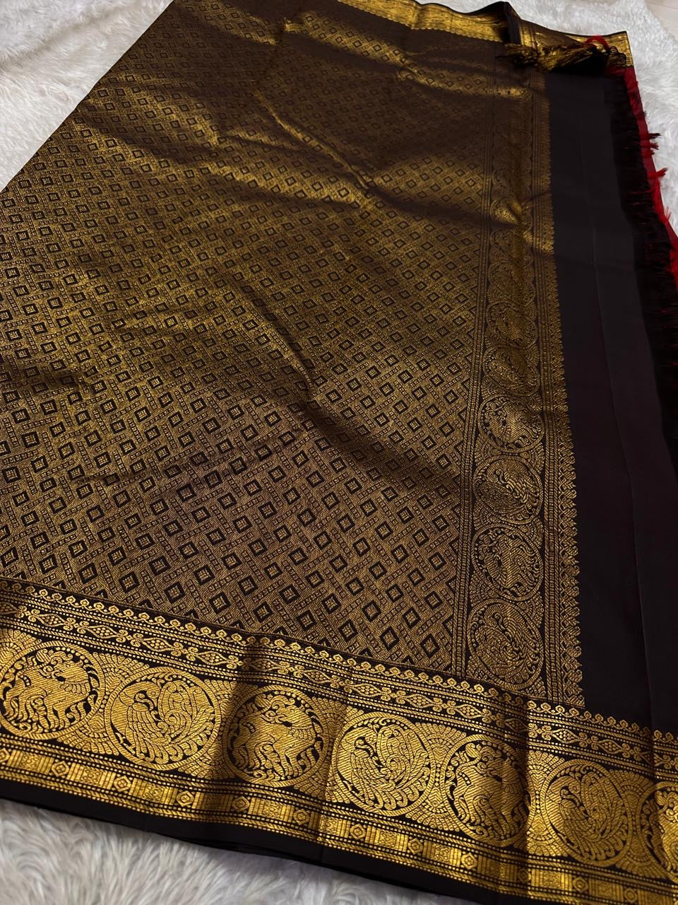 Raaga Deep Red
Garnet-Red Kanchipuram Silk Saree
Zari Medallion Border & Heritage Buttas