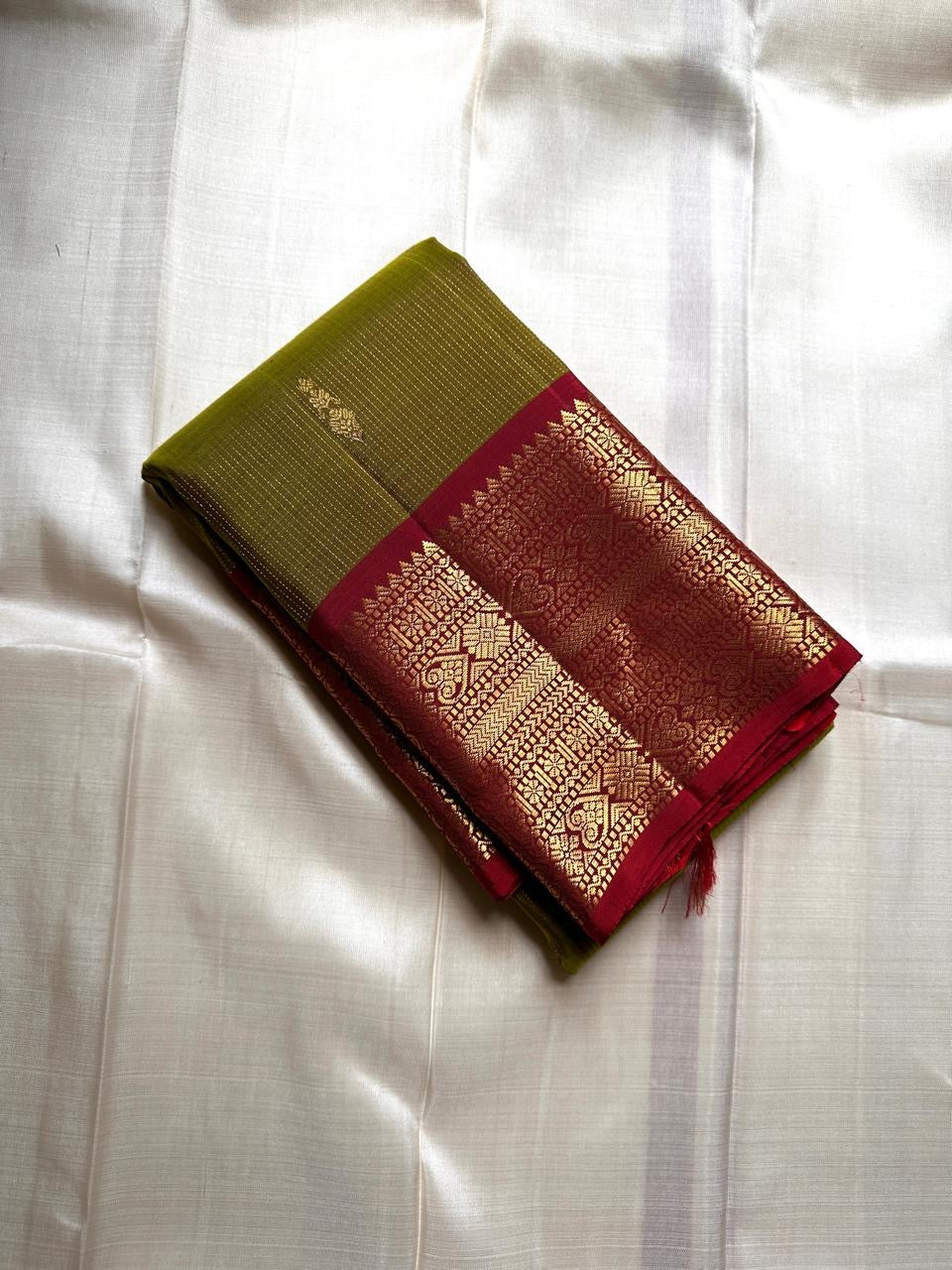 Golden Emerald Gleam ✨ – Pure Kanchipuram Silk Saree
Parrot Green & Turmeric Shot with Gold & Silver Leaf Buttas 🌿
Crimson Red Korvai Border with Temple Peaks  ❤️
Grand Crimson Pallu 🌟

Silk Mark Certified, delivery in 2 weeks