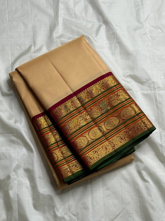 Almond Aura — Korvai Grand Border | Pure Kanchipuram Silk ✨
Almond-beige body with antique-gold chakra border & gold brocade pallu 🌸
Silk Mark Certified • Free Shipping within USA • Ships in Two Weeks ✅