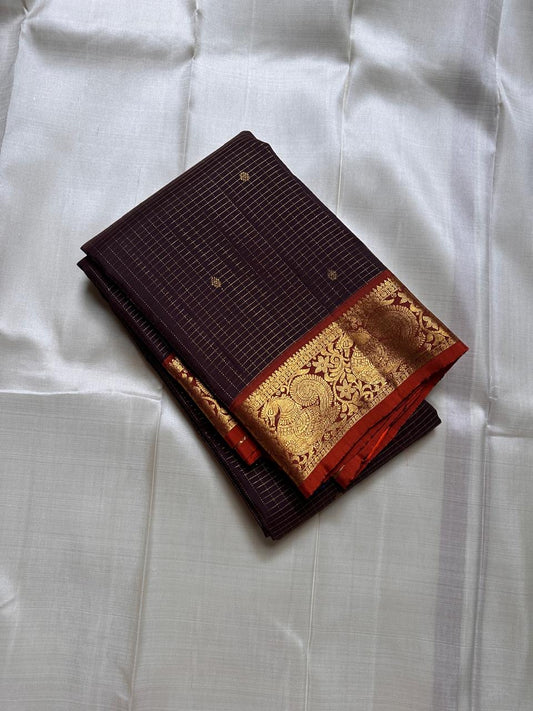 Susheela ✨ – Coffee-Brown Oosi Kattam Kanchipuram Pure Silk Saree
Korvai Burnt-Orange Border with Majestic Peacock Zari Motifs
Intricate Zari-Weave Pallu with Traditional Patterns & Highlights
Contrast Burnt-Orange Blouse Fabric with Matching Zari Border