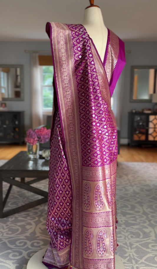 Luxurious deep purple silk Katan Banarasi, exquisitely soft and lightweight.
All-over jaal work in stunning sona roopa (gold & silver)for timeless elegance.
Handwoven Raw Mango–style by certified Banarasi weaver family from Azamgarh.
Ready to ship from NJ
