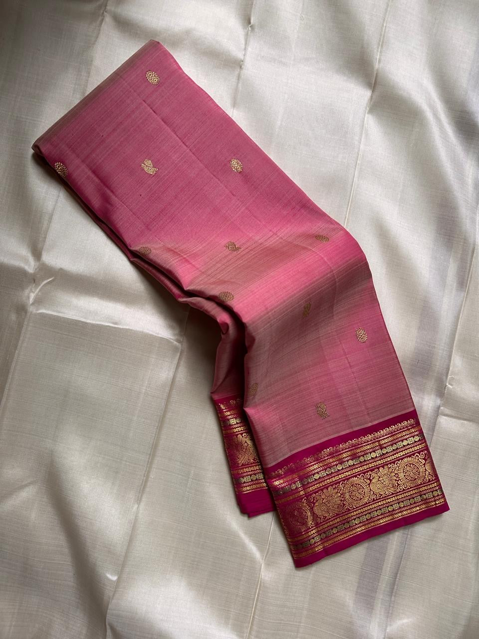 Rose Radiance ✨ – Pure Kanchipuram Silk Saree in Pink

Korvai Raspberry-Pink Border with Floral & Medallion Zari Panels; Magenta Selvedge
Body in Rose Pink with Gold Buttas
Rich Magenta Zari Brocade Pallu with
Silk Mark Certification