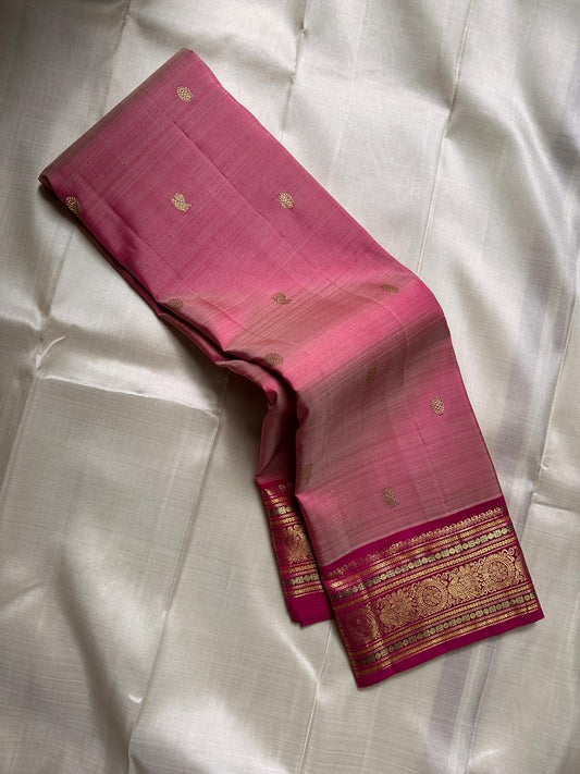 Rose Radiance ✨ – Pure Kanchipuram Silk Saree in Pink

Korvai Raspberry-Pink Border with Floral & Medallion Zari Panels; Magenta Selvedge
Body in Rose Pink with Gold Buttas
Rich Magenta Zari Brocade Pallu with
Silk Mark Certification