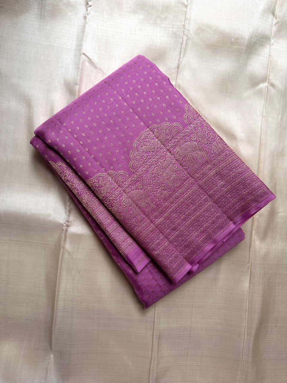 Kemp Kanchi – Orchid Lilac Purple | Pure Kanchipuram Silk Saree
Orchid–lilac body with gold buttas and grand elephant temple zari borders
Silk Mark Certified • Fall & Pico Done • Free Shipping within USA • Ships in Two Weeks