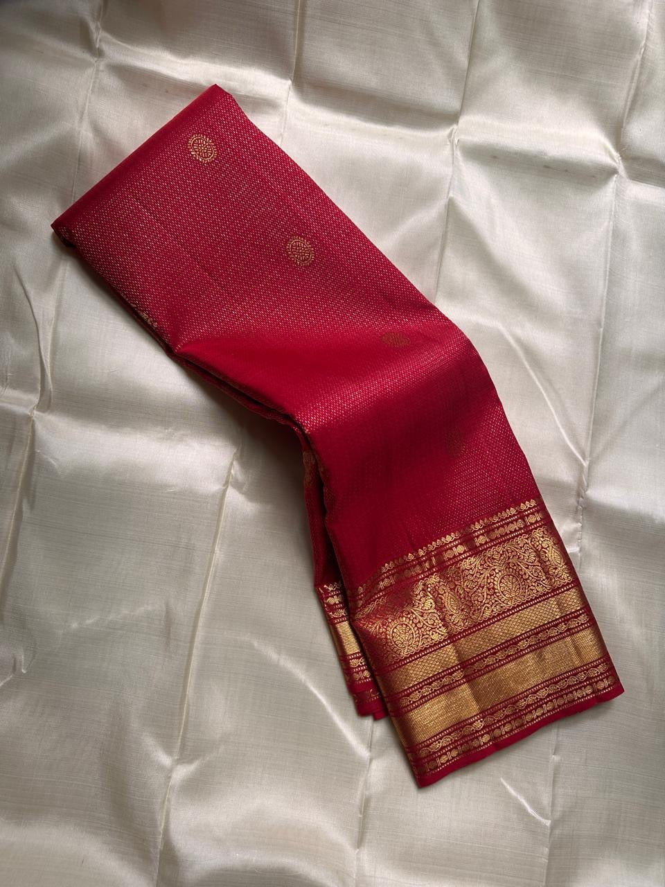 Kani ✨  Red lustrous body with delicate zigzag Zari lines Mulberry Silk Kanchipuram Saree with Intricate Zari Kamalam Buttas, Varisaipet Muthuseer & Annampet Floral Borders, Flowing Vines, Bavanji Border Deck, and Diamond Pet Pallu with Thilakam Motifs!