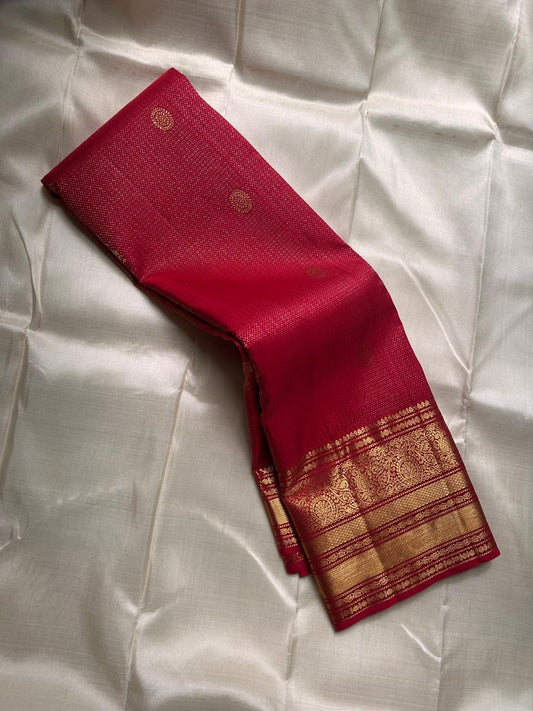 Kani ✨  Red lustrous body with delicate zigzag Zari lines Mulberry Silk Kanchipuram Saree with Intricate Zari Kamalam Buttas, Varisaipet Muthuseer & Annampet Floral Borders, Flowing Vines, Bavanji Border Deck, and Diamond Pet Pallu with Thilakam Motifs!