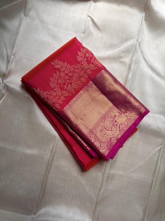 Sunset Peacock – Pure Kanchipuram Silk Saree
Sunset-Orange to Fuchsia Body with Zari Buttas ✨
Gold Zari Peacock Panel Border with Leafy Creeper Motif
Grand Fuchsia Brocade Pallu with Lattice Jaal Weave

Silk Mark Certified, delivery in 2 weeks