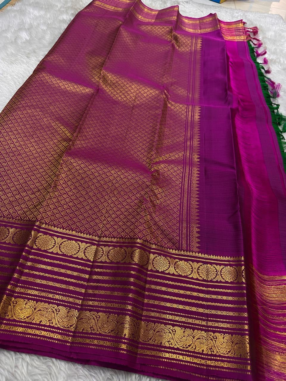 Kanoonjal Green — Pure Silk Kanchipuram Saree
Radiant bottle-green body with zari round buttas 🌿
Contrast rani-magenta korvai borders with floral & peacock motifs ✨
Opulent rani-magenta pallu in brocade checks & vines 🪔
Silk Mark Certified • Free Shippi