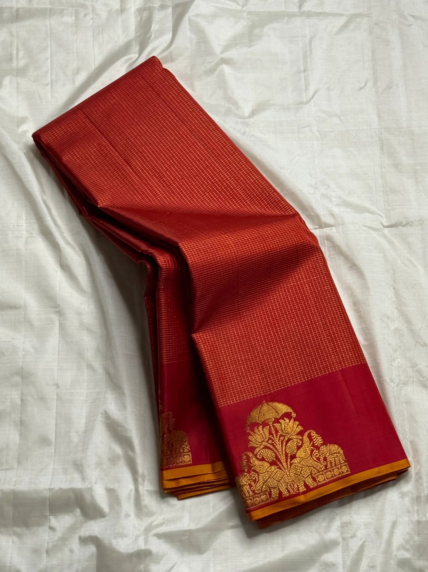 Vaaranam Kumkum — Pure Kanchipuram Silk Saree
Kumkum-red body with micro kattam checks and maroon korvai border
Silk Mark Certified • Ships in Two Weeks • Free USA Shipping ✅