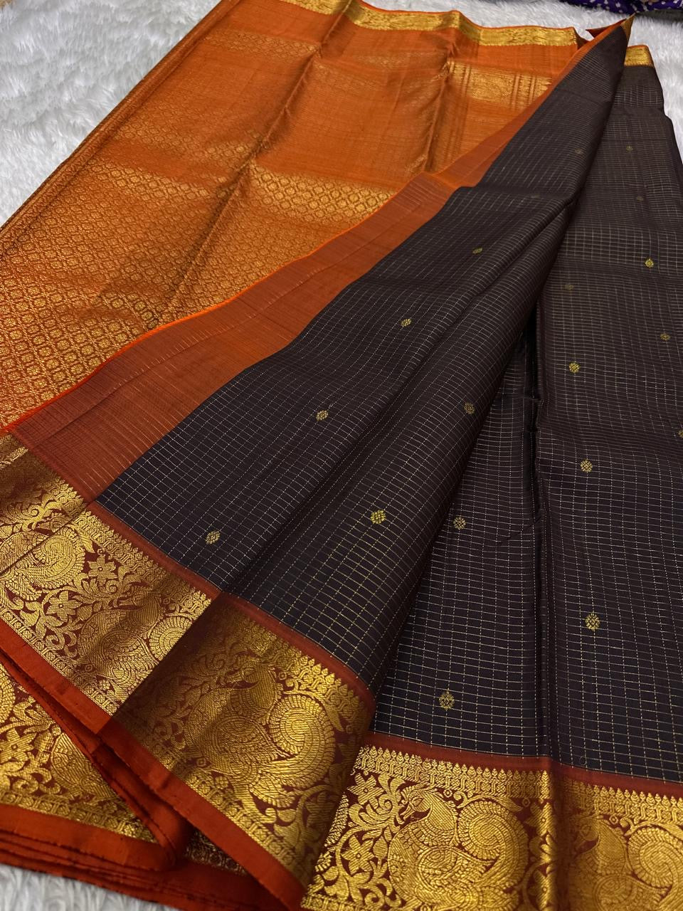 Susheela ✨ – Coffee-Brown Oosi Kattam Kanchipuram Pure Silk Saree
Korvai Burnt-Orange Border with Majestic Peacock Zari Motifs
Intricate Zari-Weave Pallu with Traditional Patterns & Highlights
Contrast Burnt-Orange Blouse Fabric with Matching Zari Border