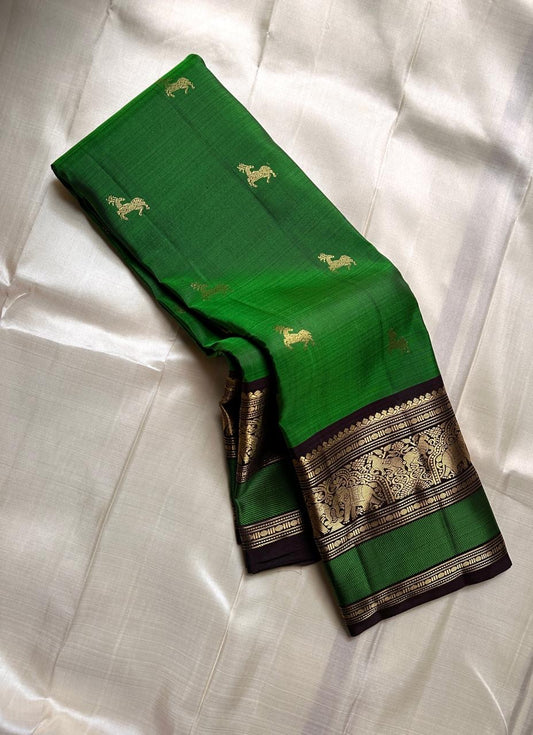 Pachai Pallavi – Pure Kanchipuram Silk Saree with Gaja & Ashwa Motifs

An ode to emerald radiance, woven in luminous silk.
Graceful ashwa buttas dance across the body in gold.
Elephant  motifs adorn the border with regal splendor.

Silk Mark Certified, de