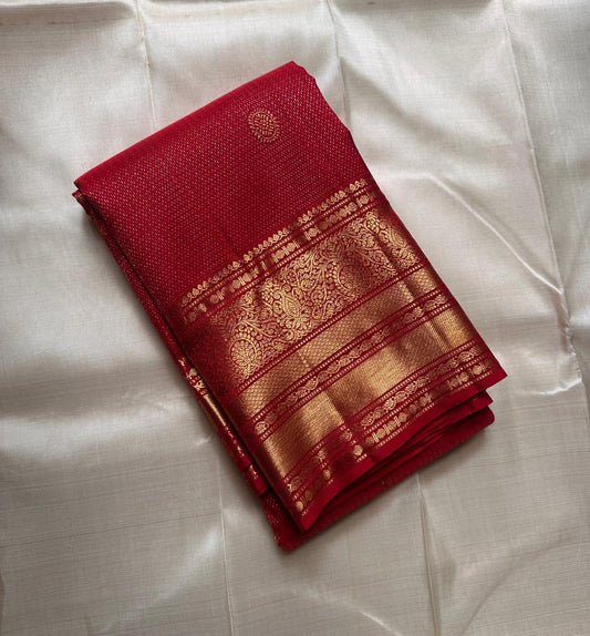 Kani ✨  Red lustrous body with delicate zigzag Zari lines Mulberry Silk Kanchipuram Saree with Intricate Zari Kamalam Buttas, Varisaipet Muthuseer & Annampet Floral Borders, Flowing Vines, Bavanji Border Deck, and Diamond Pet Pallu with Thilakam Motifs!