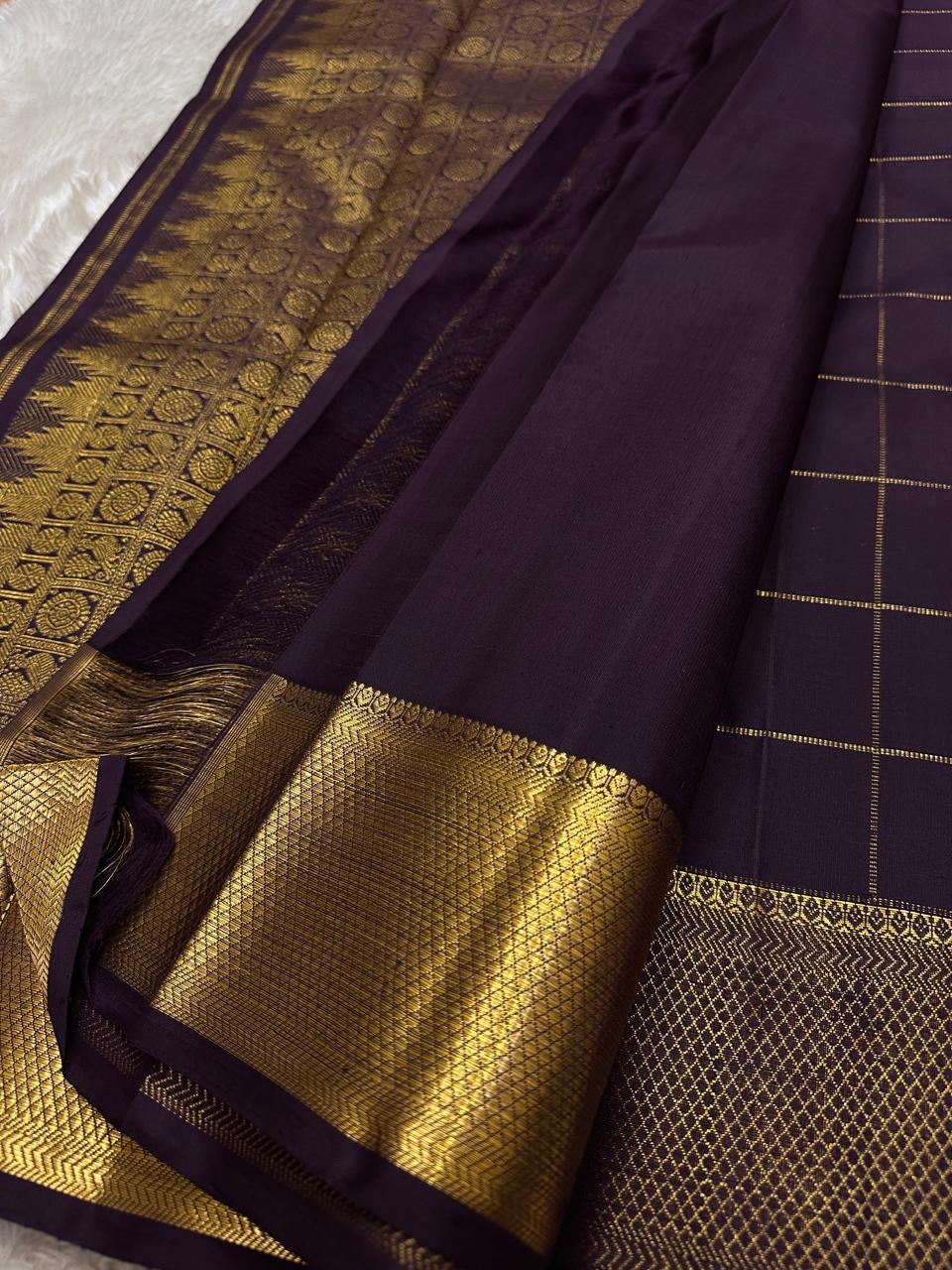 Midnight Plum Kattam Royale
Pure Kanchipuram Silk · Gold Zari Woven Grid
Temple Buttas + Majestic Zari Border Ensemble