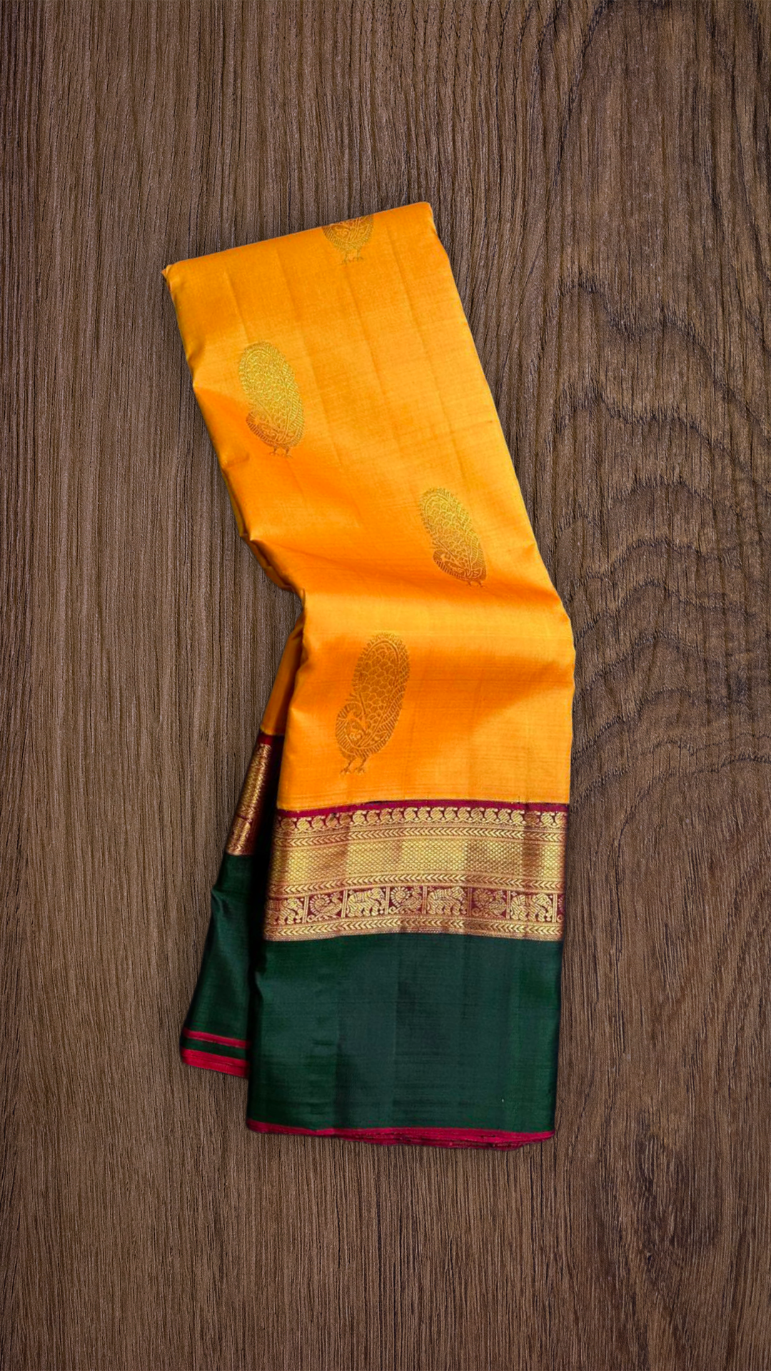 ✨ Deepa Layam — Pure Silk Kanchipuram Saree (Korvai)
Manjal-marigold body with gold paisley buttas & emerald korvai borders
Silk Mark Certified ✅ • Ships in Two Weeks • Free Shipping within USA 🇺🇸
