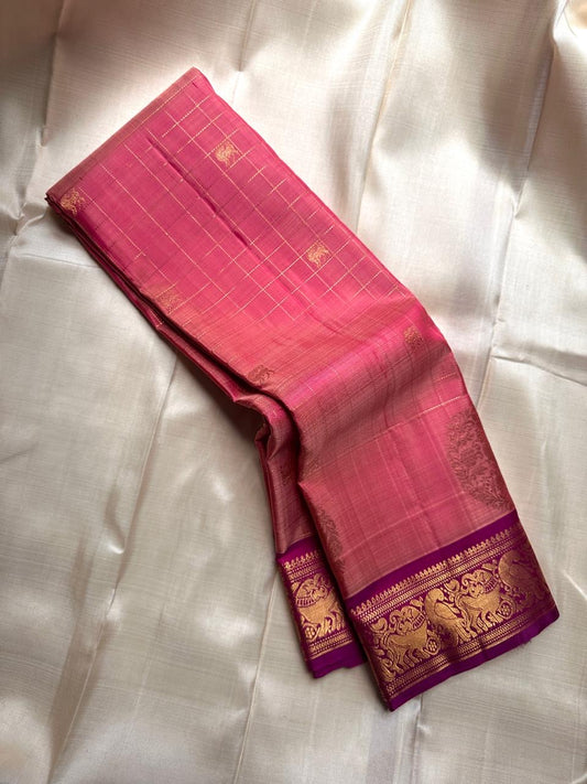 Peach Pink Sorgavasal Kili — Zari Kattam | Pure Kanchipuram Silk ✨
Peach-pink body with zari kattam checks, kili buttas & circular medallions 🌸
Silk Mark Certified • Free Shipping within USA • Ships in Two Weeks ✅