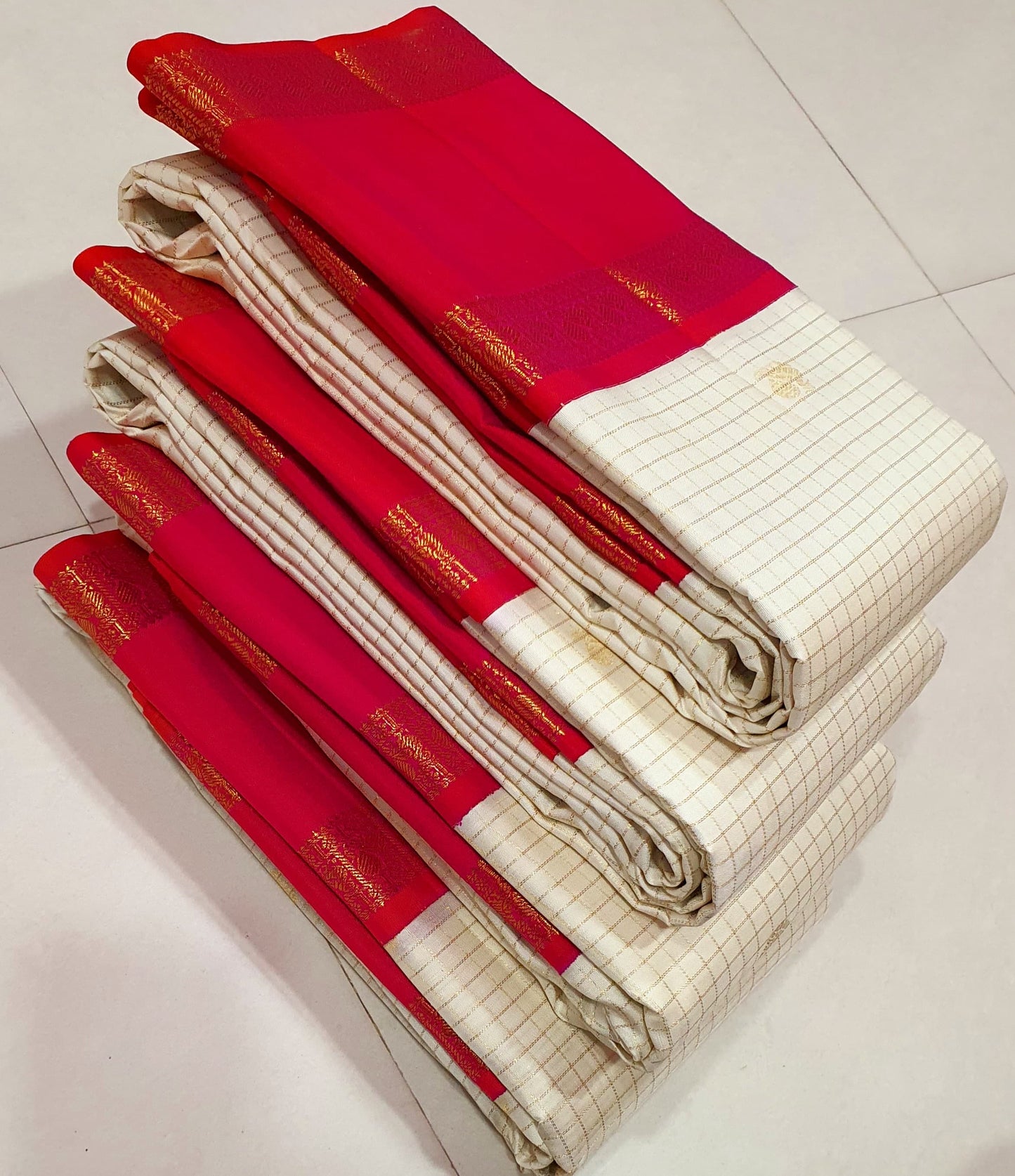 Ivory & Vermilion Rettapet Kattam
Pure Kanchipuram Handloom Silk
Auspicious Red Glow with Gold Zari Grid