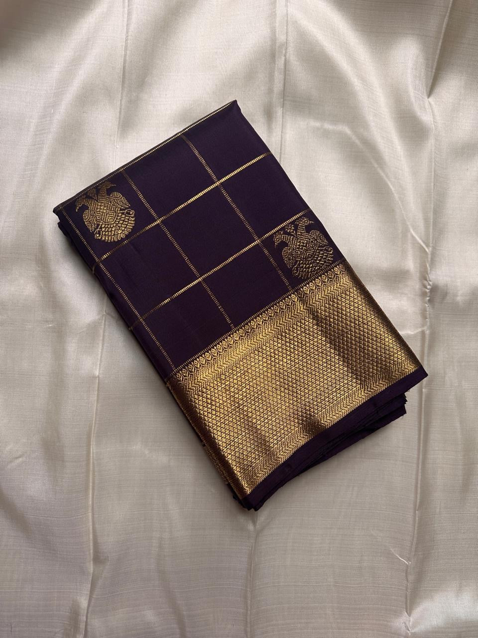 Midnight Plum Kattam Royale
Pure Kanchipuram Silk · Gold Zari Woven Grid
Temple Buttas + Majestic Zari Border Ensemble