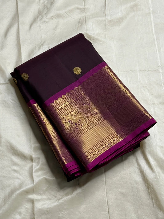 Jamun Purple Rani — Kanchipuram Pure Silk

Deep jamun-purple body with zari floral buttas

Rani-magenta korvai borders with elephant procession

Opulent brocade pallu with diamond jaal & circular medallions

Silk Mark Cert| Free Shipping within USA