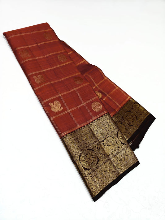 Pure Kanchipuram Silk Saree – Coral Red Checks with Gold Zari Buttas
Contrast Maroon Korvai Borders with Temple & Floral Motifs
Grand Zari Brocade Pallu
Silk Mark  | Fall & Pico Done | Blouse Stitching ($30) | ships in 2 weeks