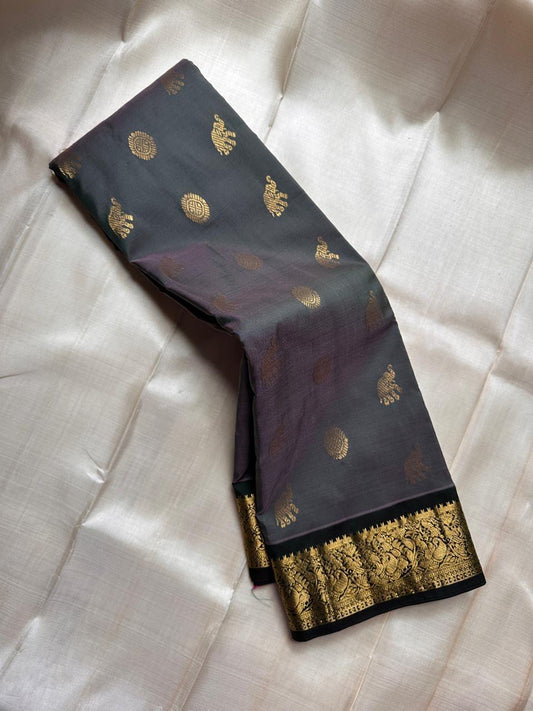 Charcoal Pachai Yaanai – Pure Korvai Kanchipuram Silk Saree
Charcoal grey body with gold zari yaanai & medallion buttas
Deep pachai korvai border with peacock & vine motifs; grand brocade pallu
Silk Mark Certified | Fall & Pico Done | ship in two weeks