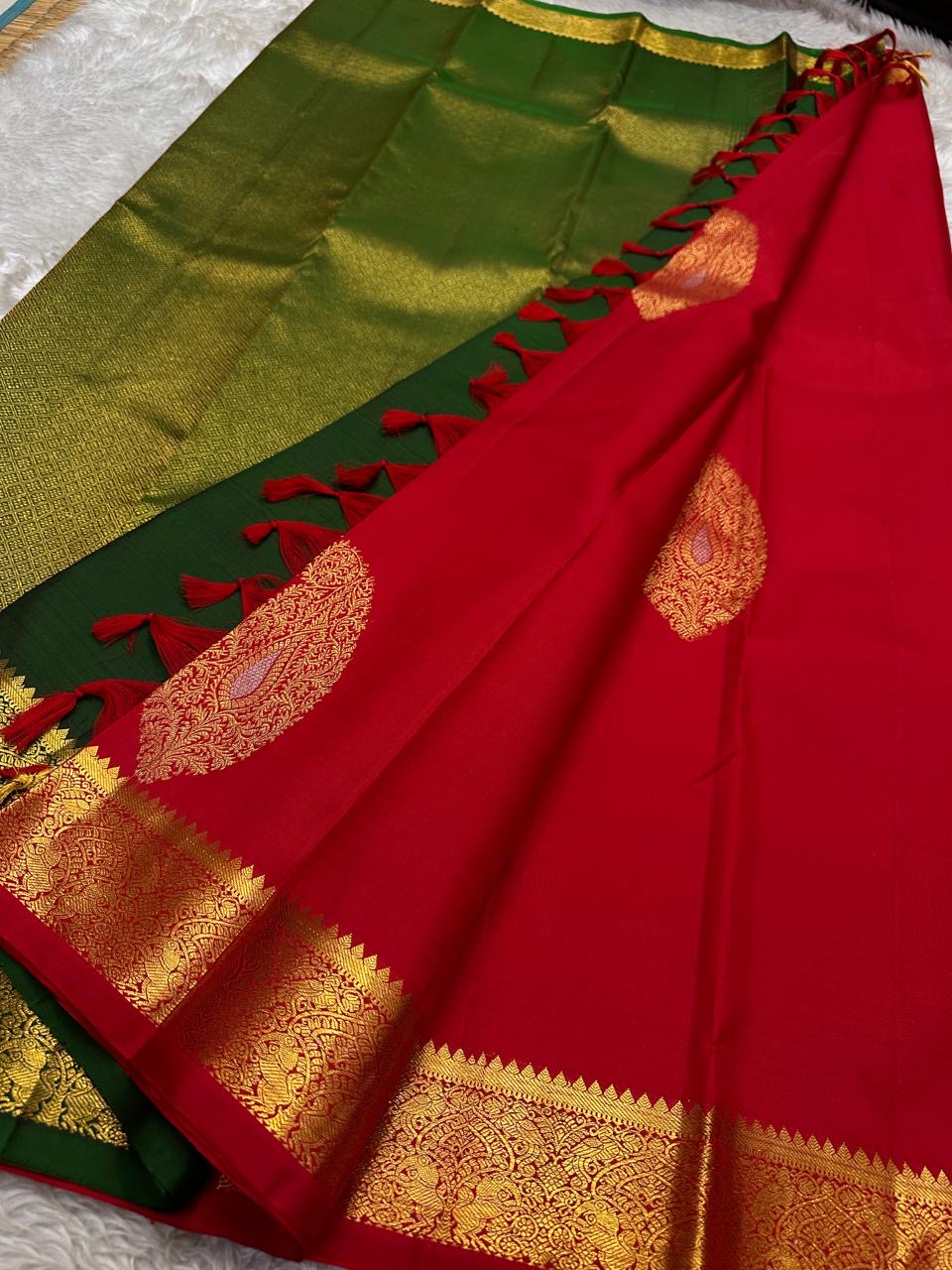 💎vermillion Bloom — Pure Kanchipuram Handloom Silk Saree

Deep vermillion Bloom • Emerald Pallu • Grand Gold Paisley Weave
Luxury heirloom silk with artisanal zari craftsmanship — Silk Mark Certified | Free Shipping Within USA | Ships in Two Weeks