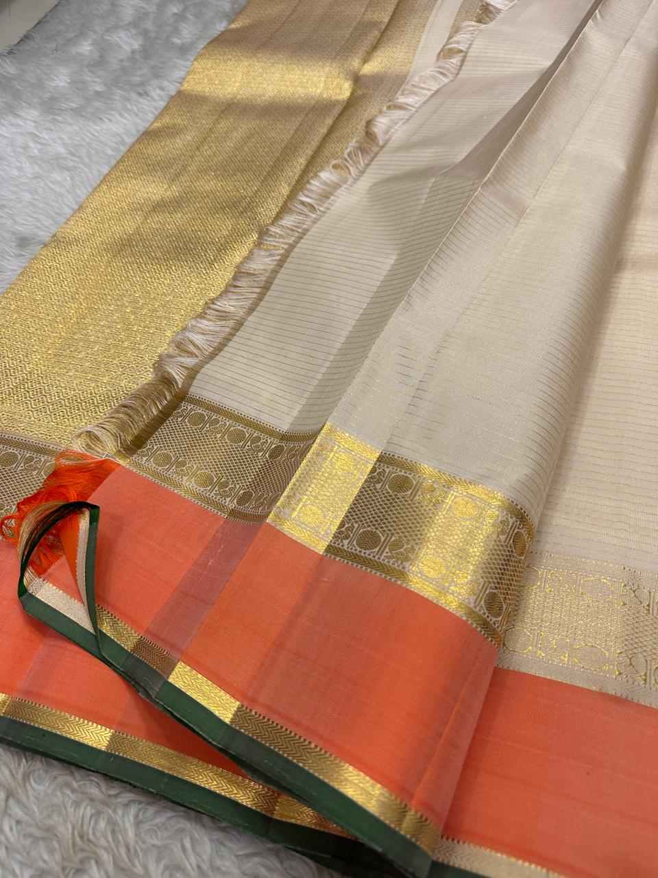 Ivory Saffron Zari Kattam | Pure Kanchipuram Silk ✨
Ivory body with zari kattam checks, gold buttas & saffron border 🍂
Silk Mark Certified • Free Shipping within USA • Ships in Two Weeks ✅