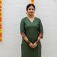 Vanappu — Green & Red Sungudi Zari Kattam Kurti Set
Forest-Green Handspun Cotton with Ruby-Red Zari Mayil Borders & Kattam Checks ✨
Handwoven in Madurai • Fully Lined • Free USA Shipping • Ready to Ship ✅