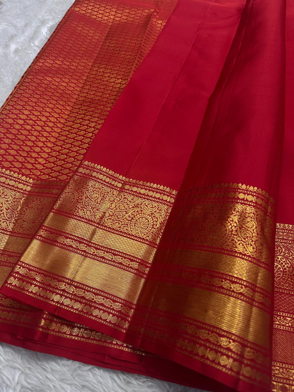 Kani ✨  Red lustrous body with delicate zigzag Zari lines Mulberry Silk Kanchipuram Saree with Intricate Zari Kamalam Buttas, Varisaipet Muthuseer & Annampet Floral Borders, Flowing Vines, Bavanji Border Deck, and Diamond Pet Pallu with Thilakam Motifs!