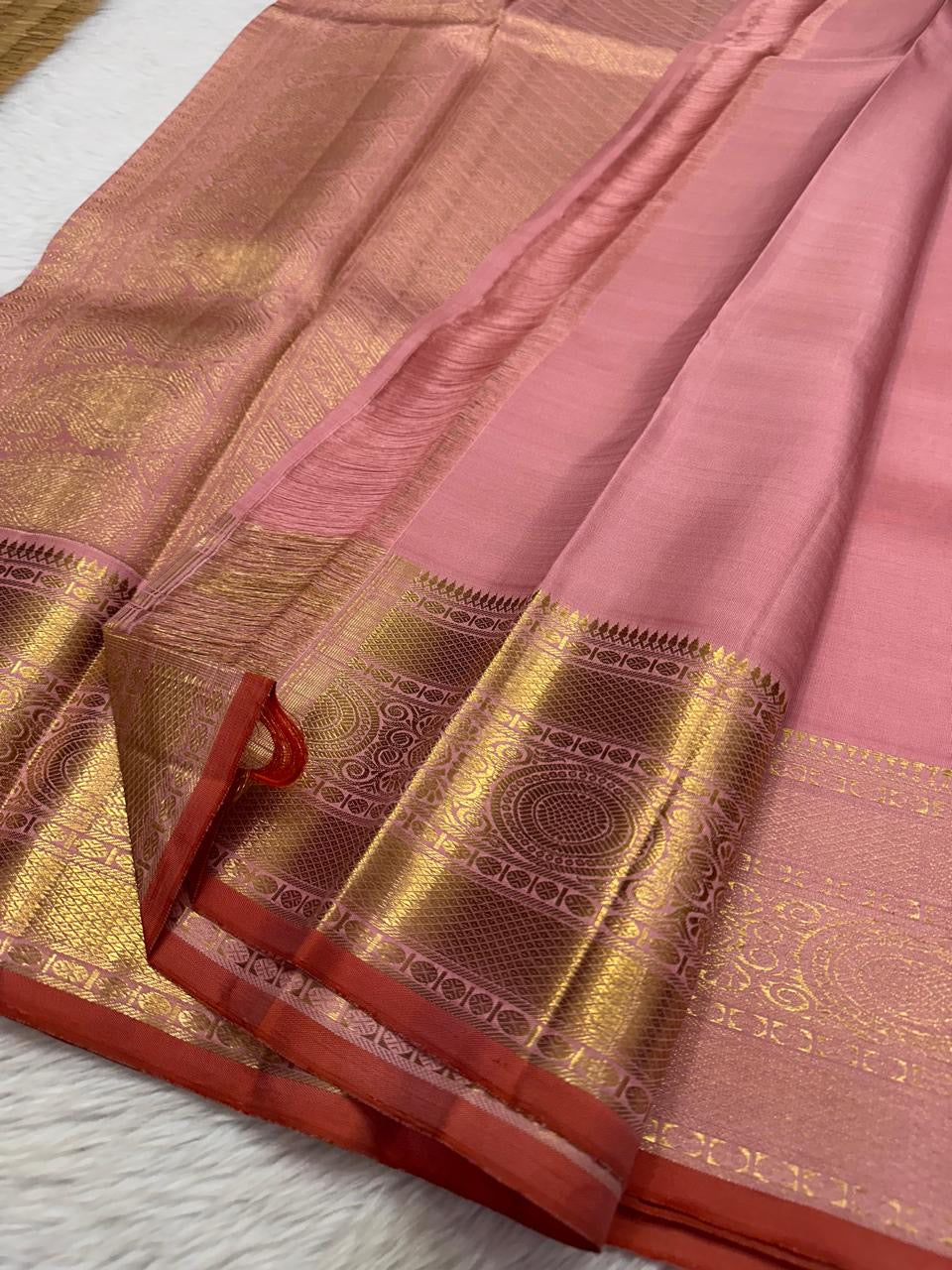 Malini – Pale Pink Pure Silk Kanchipuram Saree with 4G Gold Zari Lotus Buttas and Temple Motif Border
A delicate pale pink drape handwoven in pure silk with shimmering 4G gold zari lotus buttas all over the body.