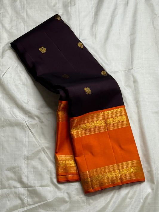 Auberge Kesar Glow Butta — Pure Kanchipuram Silk Saree
Aubergine Body with Gold Zari Buttas & Kesar-Orange Border
Silk Mark Certified • Free Shipping within USA • Ships in Two Weeks