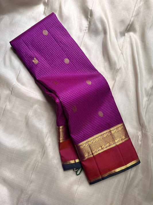 Amethyst Purple Saffron green selvedge Zari Kattam | Pure Kanchipuram Silk ✨
Amethyst body with zari kattam checks, gold buttas & saffron-orange border 💜
Silk Mark Certified • Free Shipping within USA • Ships in Two Weeks ✅