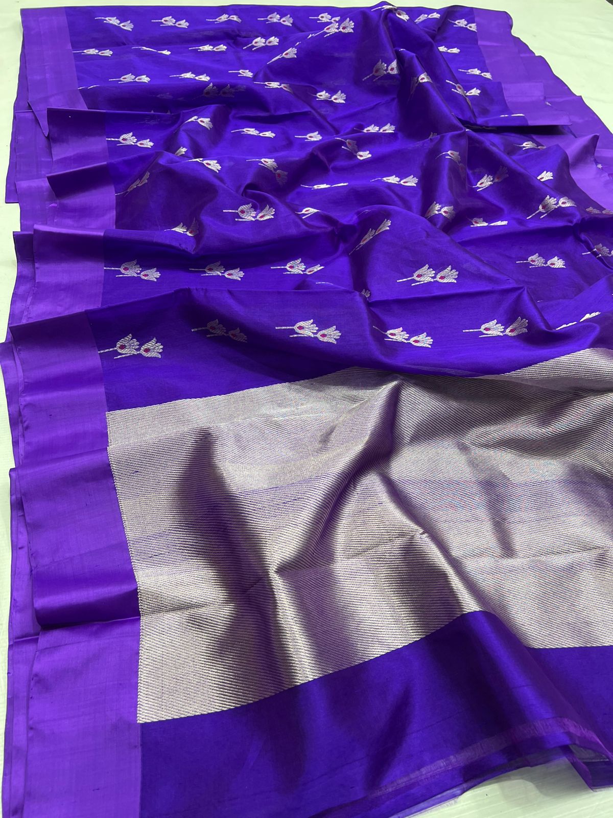 Pure Silk Chanderi – Royal Violet with goldSilver Lotus Buttas
Plain Violet Border & Shimmering Silver Tissue Pallu ✨
Silk Mark Certified • Free Shipping within USA • Ships in Two Weeks