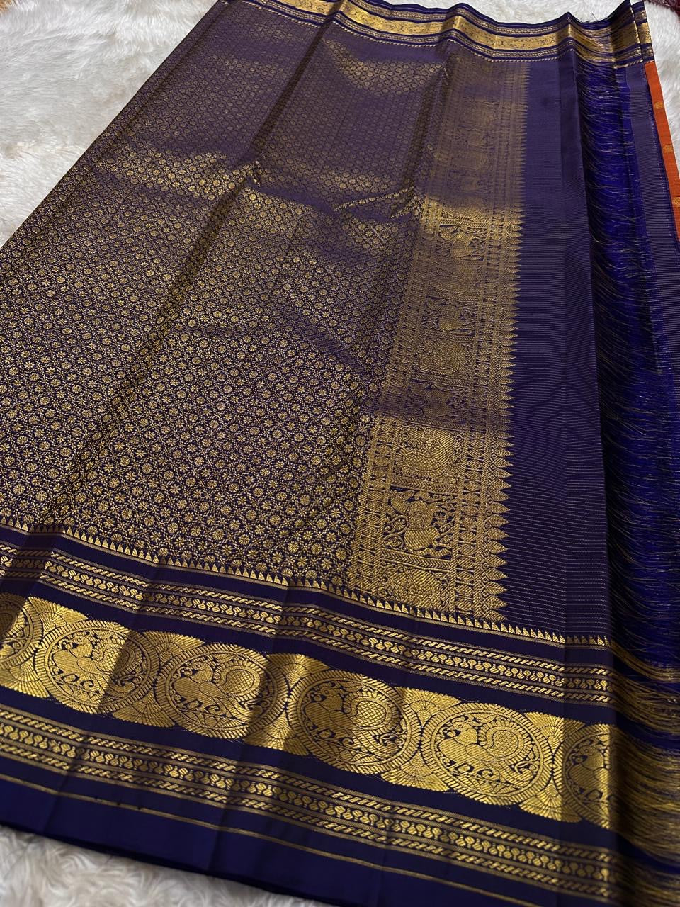 Rust Orange Sorgavasal Mayil – Pure Kanchipuram Silk Saree
Rust Orange Body with Petite Gold Zari Buttas ✨
Grand Navy Border with Sorgavasal mayil Peacock Motifs 🦚
Contrast Pallu in Rich Zari Weave 💫
Silk Mark Certified, delivery in 2 weeks